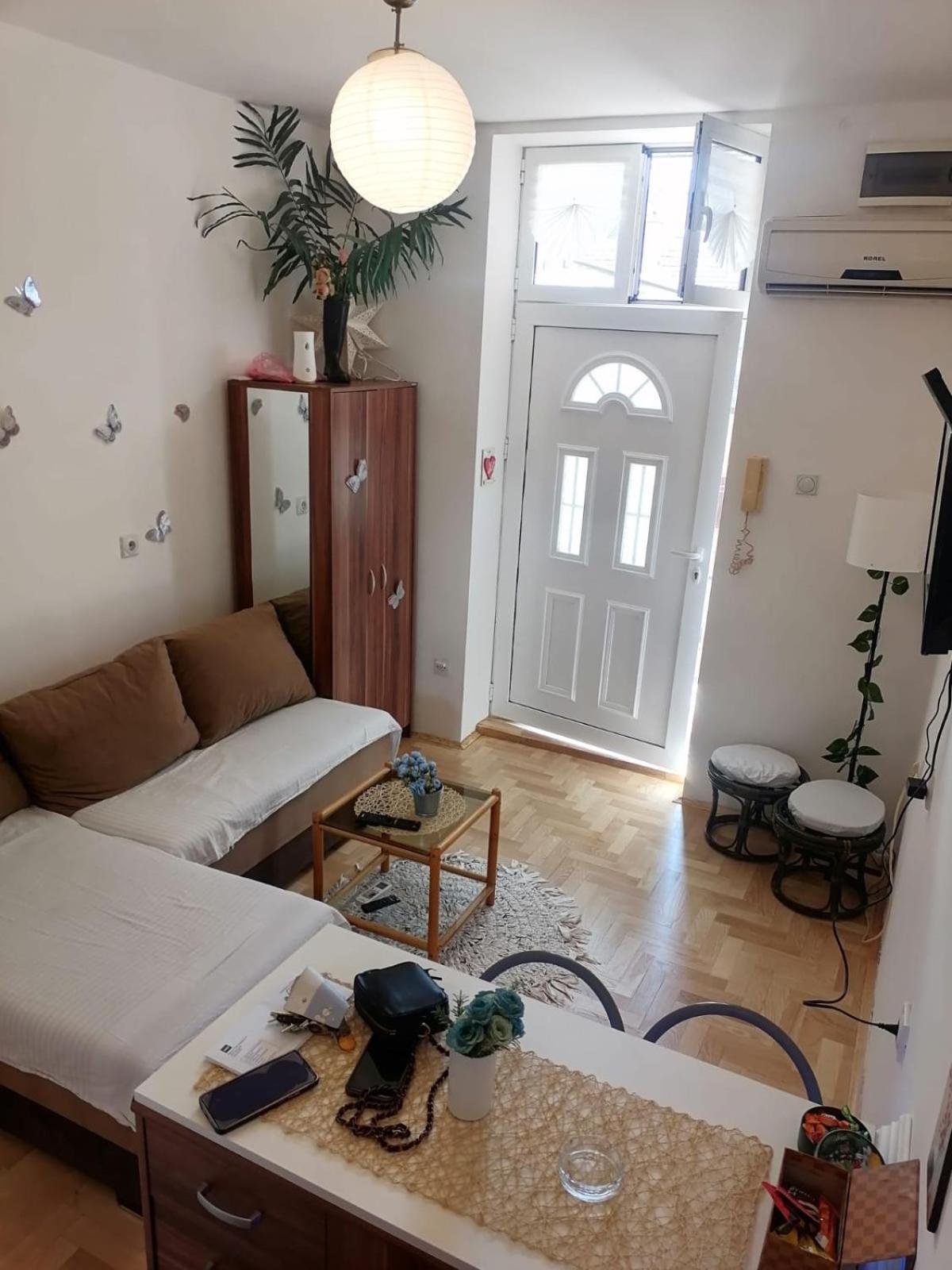 Small Low Cost Studio Belgrade Exterior photo